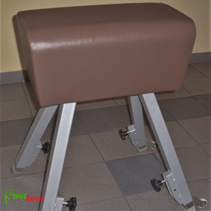 The vaulting buck, gymnastic with natural leather